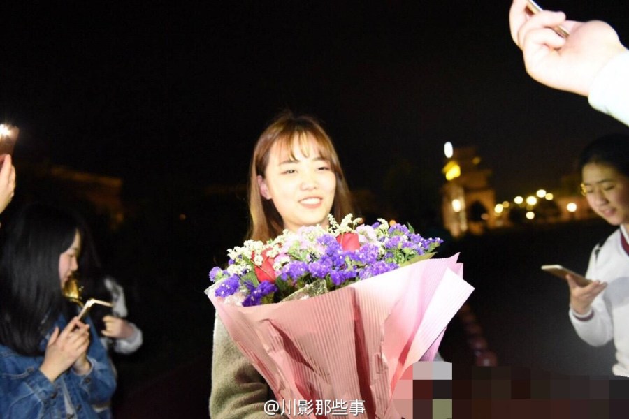 四川某高校全班男生單膝跪地 給女輔導(dǎo)員慶生 四川某高校全班男生單膝跪地 給女輔導(dǎo)員慶生