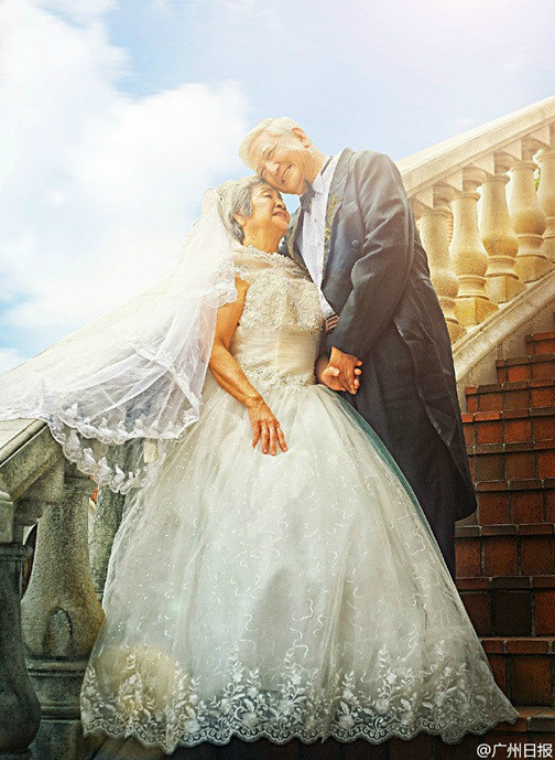 為愛圓夢！八旬老人帶老伴拍攝童話式夢幻婚紗照(圖)
