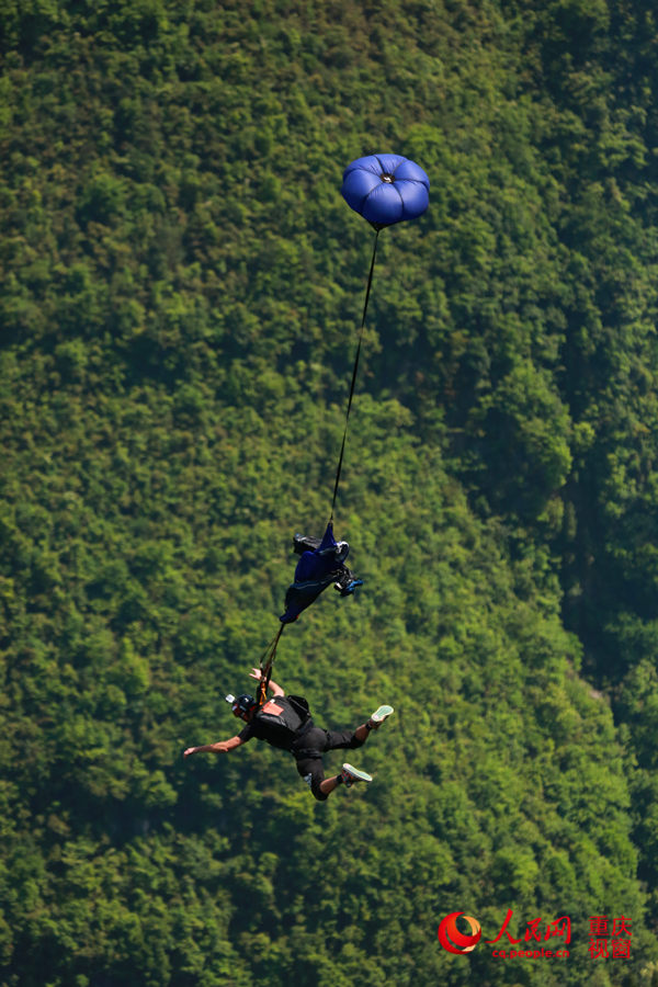28日，2016世界低空跳傘大賽在重慶云陽龍缸景區(qū)正式開賽。圖為選手角逐中。劉政寧 攝