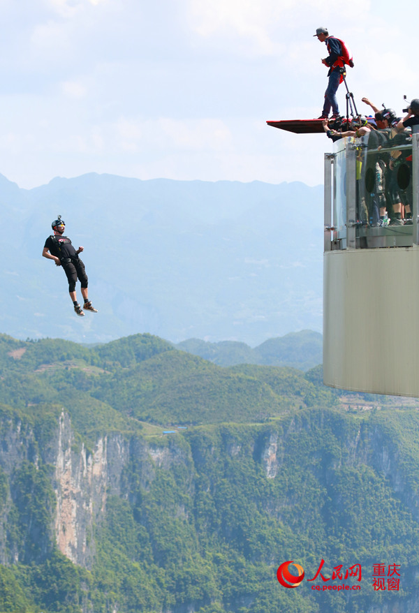 28日，2016世界低空跳傘大賽在重慶云陽龍缸景區(qū)正式開賽。圖為選手角逐中。劉政寧 攝