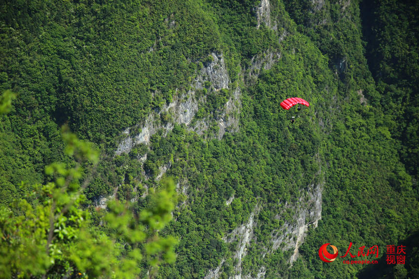 28日，2016世界低空跳傘大賽在重慶云陽龍缸景區(qū)正式開賽。圖為選手角逐中。劉政寧 攝