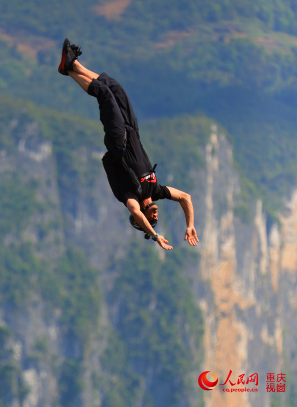 28日，2016世界低空跳傘大賽在重慶云陽龍缸景區(qū)正式開賽。圖為選手角逐中。劉政寧 攝