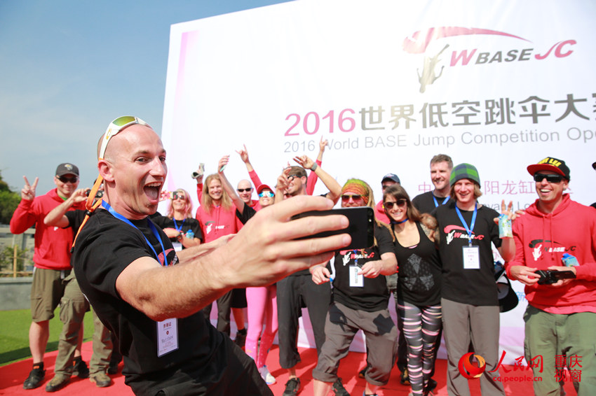 28日，2016世界低空跳傘大賽在重慶云陽龍缸景區(qū)正式開賽。圖為選手角逐中。劉政寧 攝