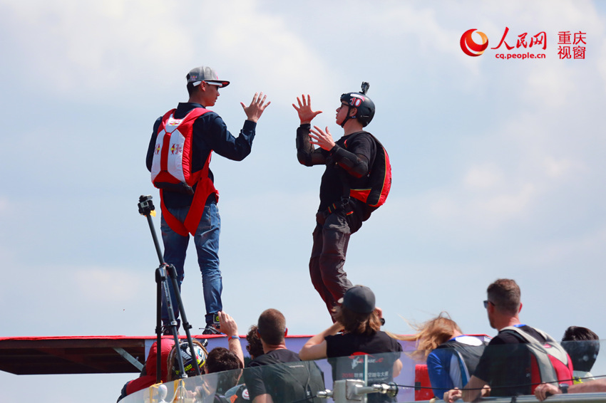 28日，2016世界低空跳傘大賽在重慶云陽龍缸景區(qū)正式開賽。圖為選手角逐中。劉政寧 攝