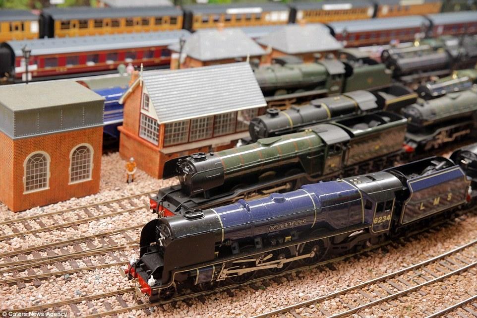 英國老人20年打造300平米“火車樂園” 耗資25萬英鎊 英國老人20年打造300平米“火車樂園” 耗資25萬英鎊