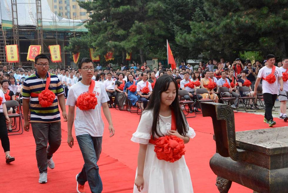 吉林高考狀元走紅毯過狀元橋拜孔子領(lǐng)獎(jiǎng)金 吉林高考狀元走紅毯過狀元橋拜孔子領(lǐng)獎(jiǎng)金