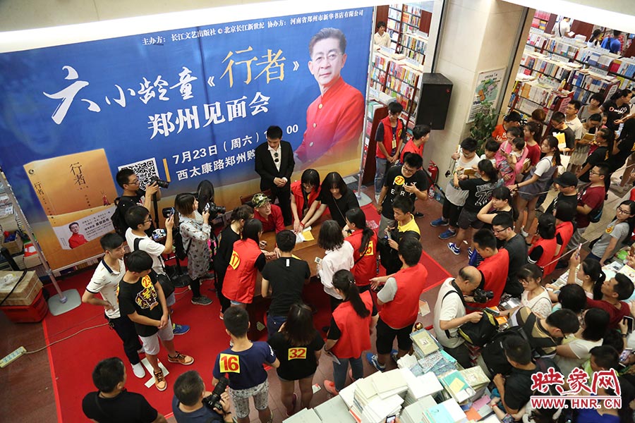 不到三個(gè)小時(shí)的簽售時(shí)間，六小齡童累計(jì)簽售自傳2900余冊，創(chuàng)造了鄭州購書中心的歷史記錄.jpg