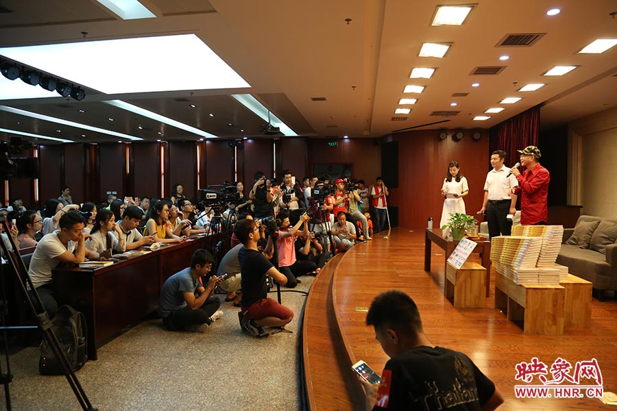 河南本土主流媒體基本全部到場，六小齡童接受記者提問。