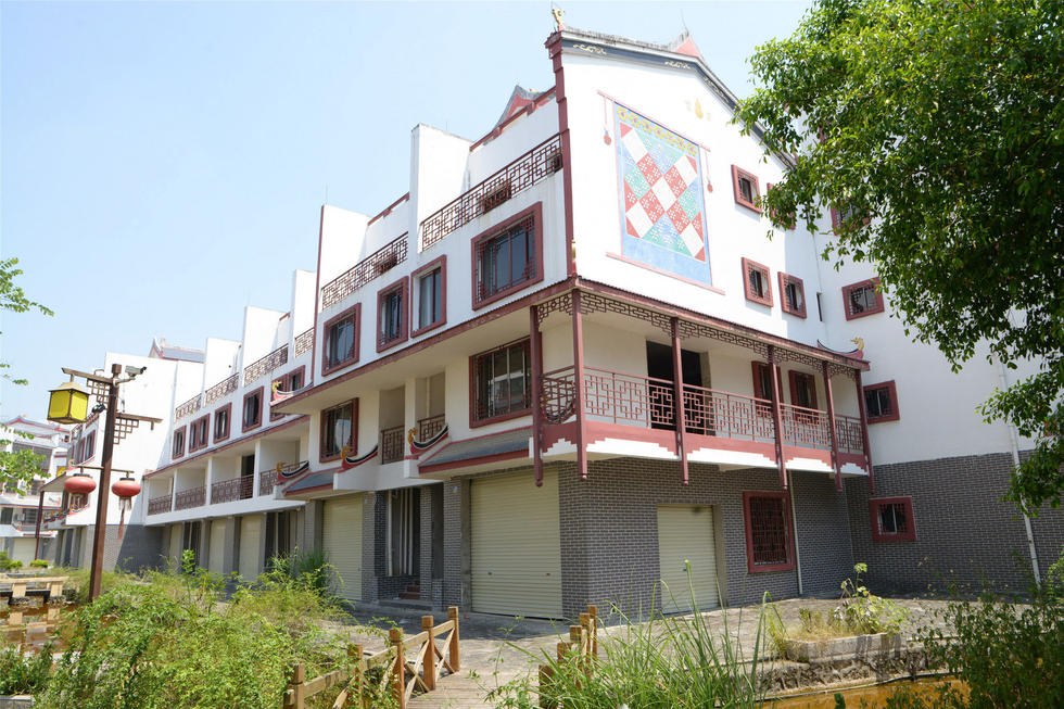 2016年7月26日，村民在廣西來(lái)賓市忻城縣隆達(dá)山水福城荒廢別墅間放牛。