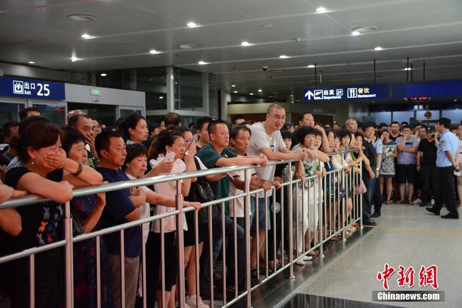 當日18時許，前來接機的家屬陸續(xù)來到大連機場，等候著其他親屬帶著親人骨灰“回家”。