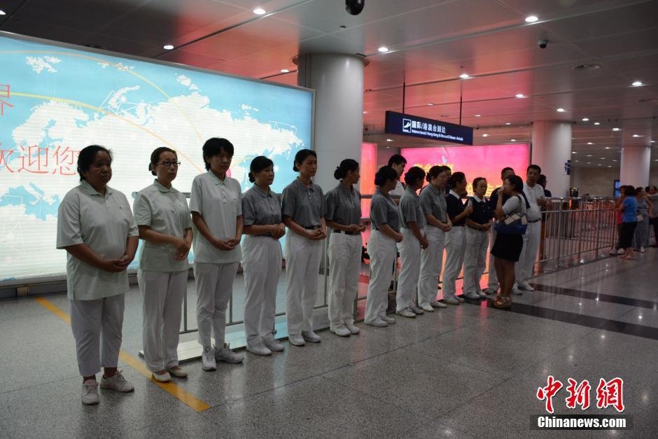 圖為臺灣慈濟慈善基金會大連聯(lián)絡(luò)處工作人員等候罹難者家屬。