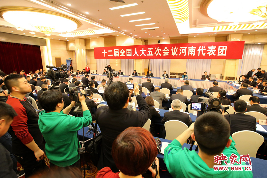 記者擠滿了媒體區(qū)，前來聽取河南“聲音”