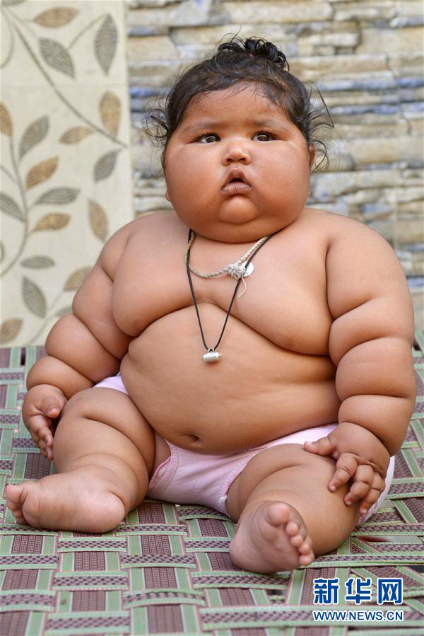 4月17日，在印度阿姆利則，女孩查哈特在家中。