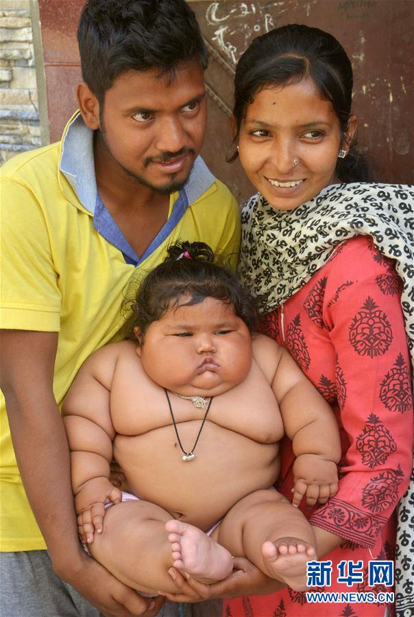 4月17日，在印度阿姆利則，女孩查哈特（中）和父母在家中。