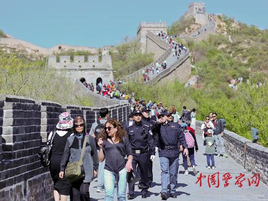 參加聯(lián)合巡邏的中意警察在長城上巡邏。本網(wǎng)記者 陳路坤 攝