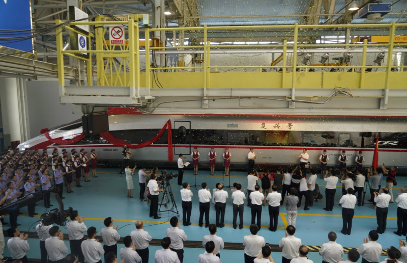 當日，由中國鐵路總公司牽頭組織研制、具有完全自主知識產權、達到世界先進水平的中國標準動車組被命名為“復興號”?！皬团d號”將于6月26日在京滬高鐵兩端的北京南站和上海虹橋站雙向首發(fā)。