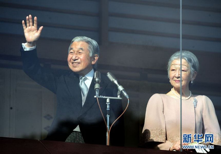 當(dāng)?shù)貢r(shí)間12月23日，在位于日本東京的皇宮，日本明仁天皇向民眾致意。