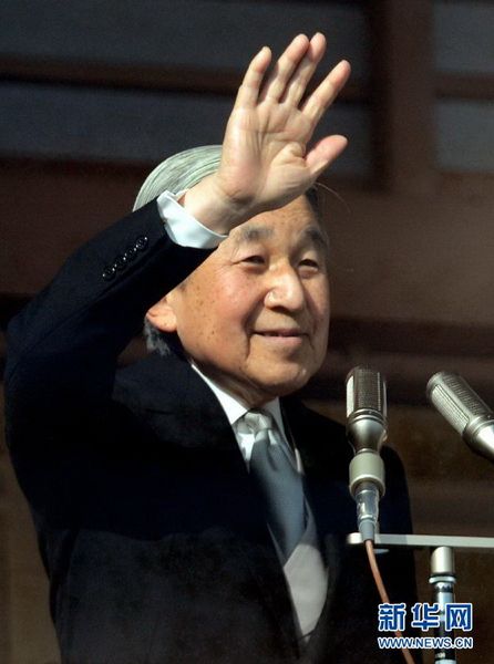 當(dāng)?shù)貢r(shí)間12月23日，在位于日本東京的皇宮，日本明仁天皇向民眾致意。