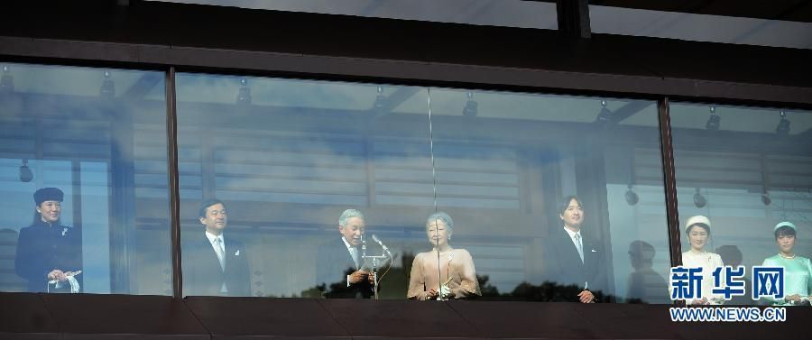 當(dāng)?shù)貢r(shí)間12月23日，在位于日本東京的皇宮，日本明仁天皇在皇族的陪同下發(fā)表生日感言。