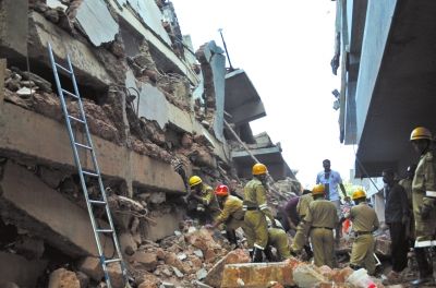 4日，印度卡納科納，救援人員正在搜尋被掩埋的幸存者和遇難者遺體。圖/東方IC
