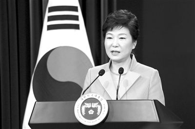 1月6日，韓國(guó)總統(tǒng)樸槿惠在首爾總統(tǒng)府青瓦臺(tái)舉行的新年記者會(huì)上發(fā)言。新華社發(fā)