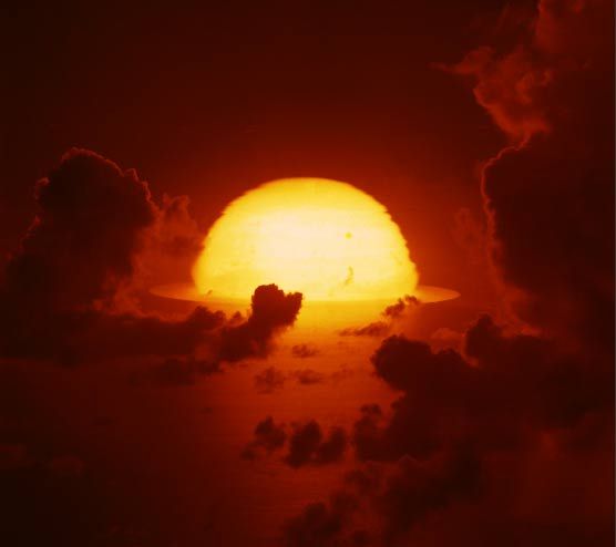 1961年，南太平洋上空，氫彈爆炸后的大火球開(kāi)始擴(kuò)散。