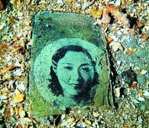 一名年輕女子的照片，很可能是當年士兵的家人。