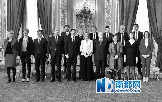 2月22日，在意大利羅馬總統(tǒng)府，新任總理馬泰奧·倫齊(前左五)與總統(tǒng)納波利塔諾(前右四)及新內(nèi)閣成員