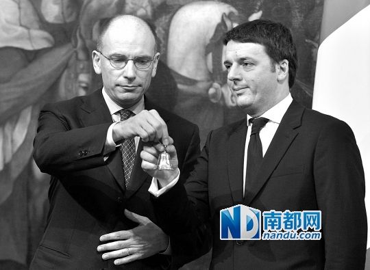 2月22日，在意大利羅馬總理府，新任總理馬泰奧·倫齊(右)與前任總理恩里科·萊塔舉行交接儀式。