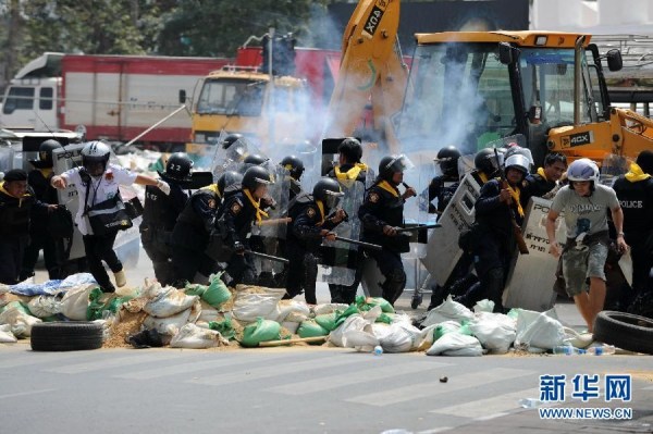 當(dāng)?shù)貢r間2月18日，泰國曼谷警方與示威者發(fā)生沖突。