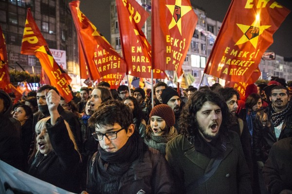 當(dāng)?shù)貢r間2014年2月25日，土耳其伊斯坦布爾，總理涉腐錄音引發(fā)全國抗議，要求本屆政府下臺。