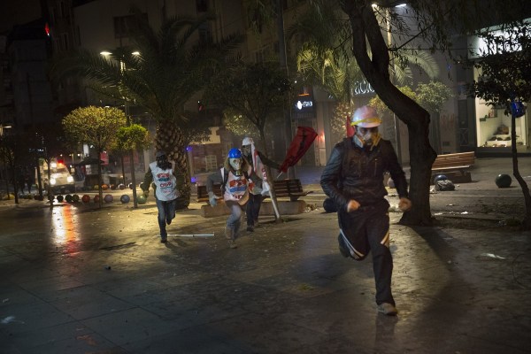 當(dāng)?shù)貢r間2014年2月25日，土耳其伊斯坦布爾，總理涉腐錄音引發(fā)全國抗議，要求本屆政府下臺。