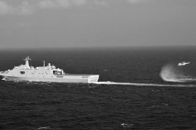 11日，抵達(dá)馬航飛機(jī)失聯(lián)海區(qū)的海軍井岡山艦與艦載直升機(jī)協(xié)同展開(kāi)立體搜救行動(dòng)。新華社發(fā)