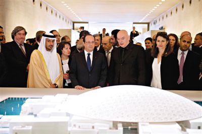 4月29日，法國(guó)總統(tǒng)奧朗德（中）和阿布扎比文化遺產(chǎn)委員會(huì)主席蘇爾坦親王（左）一起觀看“阿布扎比盧浮宮”建筑模型。盧浮宮計(jì)劃打造“阿布扎比盧浮宮”，以推廣法國(guó)文化。