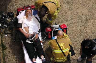 2日，救援人員在美國紐約地鐵事故車輛內(nèi)緊急疏散一名受傷乘客。圖/CFP