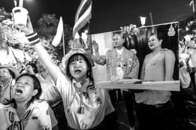 5日，泰國巴蜀府海濱度假勝地華欣，數(shù)萬民眾身穿國王的代表色“黃色”T恤，自發(fā)上街，口喊“國王萬歲”的口號。