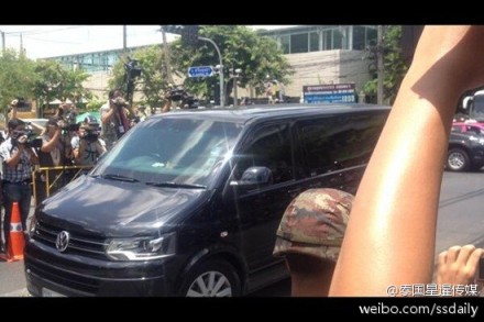 英拉乘坐其私人防彈車(chē)抵達(dá)軍方設(shè)施。