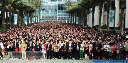 中國(guó)7000人旅行團(tuán)在美唱國(guó)歌 人均消費(fèi)1萬美元