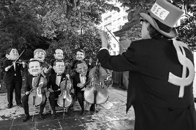 4日在布魯塞爾，非政府組織『樂施會』成員戴著七國首腦面具演奏名曲《錢錢》，批評七國政策導(dǎo)致全球貧富差