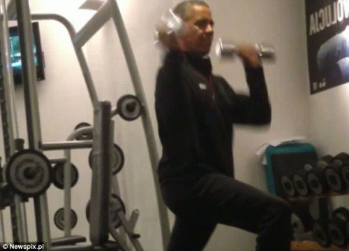 奧巴馬安?，F(xiàn)漏洞舉啞鈴健身時(shí)遭偷拍（組圖）（5）