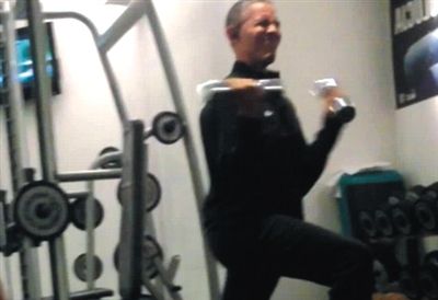 奧巴馬舉啞鈴時“不注意形象的表情”。