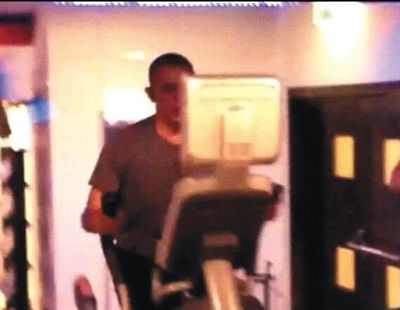 酒店健身中心，橢圓機上鍛煉的奧巴馬。