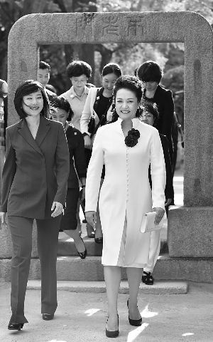 昨天，彭麗媛在韓國(guó)代理“第一夫人”趙允旋左的陪同下參觀昌德宮。