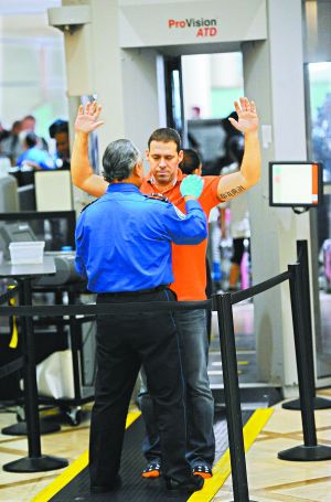 防止恐怖分子把炸彈偽裝成電子設備登機；新規(guī)適用于歐、非、中東赴美航班；智能手機將被重點排查