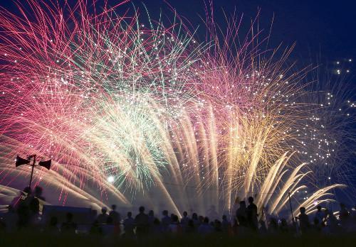 日本關(guān)東甲信地區(qū)當(dāng)天發(fā)布了梅雨期結(jié)束的消息，東京都葛飾區(qū)的江戶川河川敷當(dāng)晚舉行了煙花大會(huì)，約13000束煙花在夜空中綻放。（網(wǎng)頁截圖）