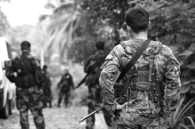 2009年12月13日，在菲律賓南阿古桑省，菲律賓安全部隊人員在一處現(xiàn)場警戒。圖/CFP