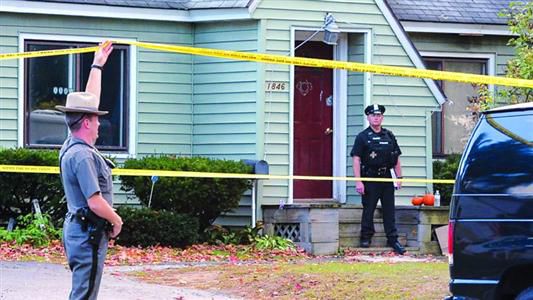 8日，紐約州當(dāng)?shù)鼐旆怄i案發(fā)現(xiàn)場(chǎng)。