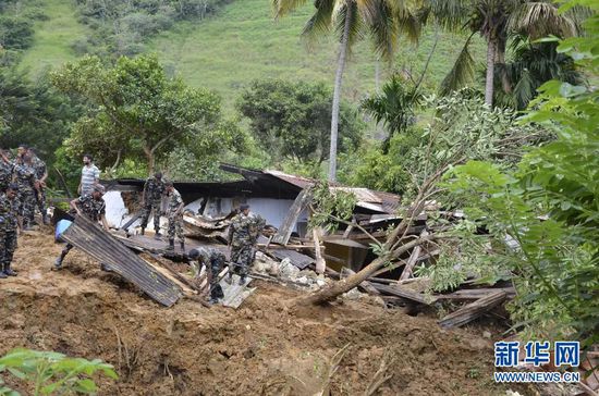 10月29日，斯里蘭卡救援部隊抵達山體滑坡災區(qū)展開救援。