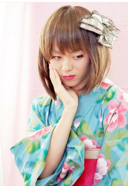 日本男子學(xué)校舉辦“?；ā贝筚?參賽者須男扮女裝