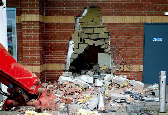 劫匪利用挖掘機的機械臂移走ATM機，留下滿地狼藉